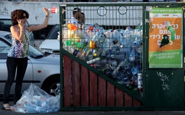 Une benne de recyclage pour bouteilles dans un quartier (Crédit : Nati Shohat/Flash90)