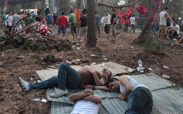 Dans cette photo illustrative, les fêtards font une sieste lors d'une 'fête de la nature' dans la forêt du mont Carmel (Cédit : Alana Perino / Flash90)