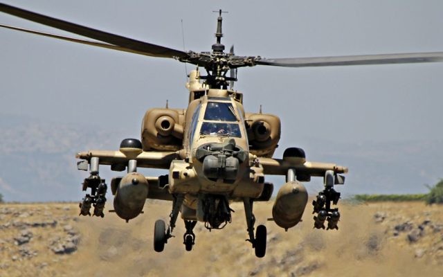 Uun hélicoptère Boeing AH-64 Apache de l'armée de l'air israélienne, le 8 juin 2012. Illustration. (Crédit : Ofer Zidon/Flash90) Uun hélicoptère Boeing AH-64 Apache de l'armée de l'air israélienne, le 8 juin 2012. Illustration. (Crédit : Ofer Zidon/Flash90)