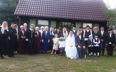Des villageois polonais assistant à un faux mariage juif dans le village polonais de Radzanow, en Pologne, le 5 août 2017 (Crédit : Jonny Daniels / From the Depths)