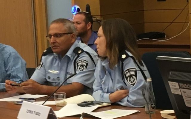 Gabi Biton, responsable de la police israélienne, lors d'une réunion de la commission des Réformes de la Knesset consacrée à un texte proposant l'interdiction de l'industrie des options binaires, le 2 août 2017. (Crédit : Simona Weinglass/Times of Israël)