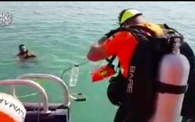 Les équipes de secours de la police recherchent un touriste sud-coréen porté disparu dans le lac de Tibériade deux jours auparavant, le 5 août 2017 (Capture d'écran : police israélienne)