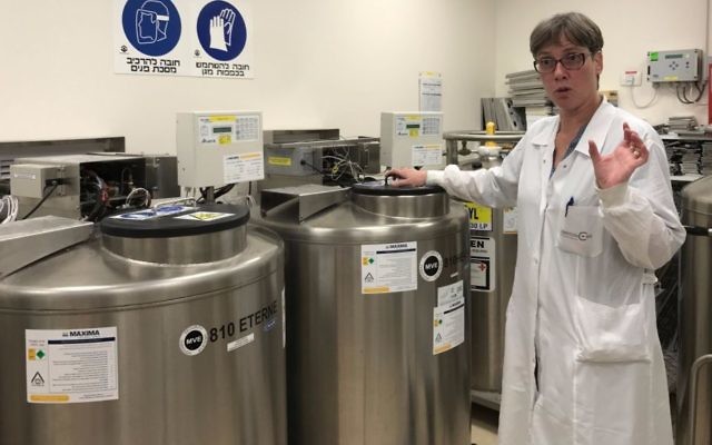 Le laboratoire Gamida Cell à Jérusalem, où le sang du cordon ombilical est stocké dans des réservoirs, le 16 juillet 2017 (Crédit : Shoshanna Salomon / Times of Israel)