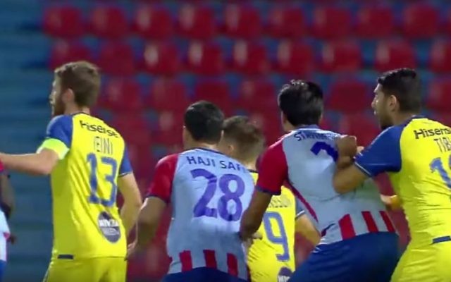 Le joueur de football iranien Haji Safi, numéro 28, lors d'un match entre le club grec du Panionios et le Maccabi Tel Aviv le 4 août 2017. (Crédit : capture d'écran YouTube) Le joueur de football iranien Haji Safi, numéro 28, lors d'un match entre le club grec du Panionios et le Maccabi Tel Aviv le 4 août 2017. (Crédit : capture d'écran YouTube)