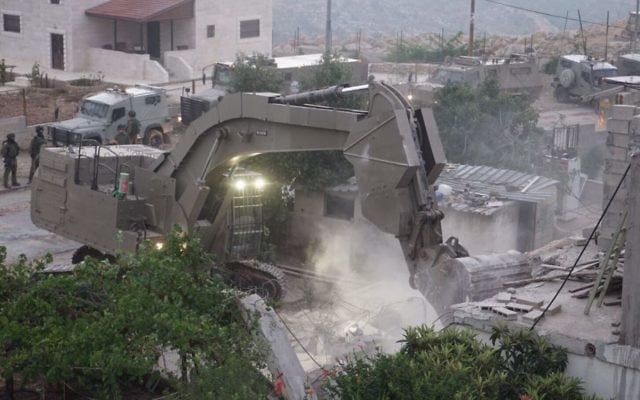 Démolition de la maison d'Omar al-Abed, 19 ans, auteur d'une attaque au couteau qui a tué trois personnes dans l'implantation d'Halamish le 21 juillet, dans le village de Kobar, en Cisjordanie, le 16 août 2017. (Crédit : unité des porte-paroles de l'armée israélienne)