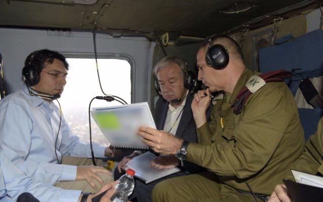 L'ambassadeur israélien aux Nations unies Danny Danon, à gauche, avec le secrétaire général des Nations unies Antonio Guterres, au centre, et l'adjoint au chef d'État-major Aviv Kochavi, dans une hélicoptère, étudient la situation à la frontière entre Gaza et Israël, le  30 août 2017. (Crédit : Israel UN/Shlomi Amsalem)