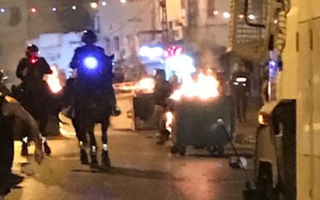 La police fait face aux émeutiers à Jaffa, le 3 août 2017 (Crédit : Police israélienne) La police fait face aux émeutiers à Jaffa, le 3 août 2017 (Crédit : Police israélienne)