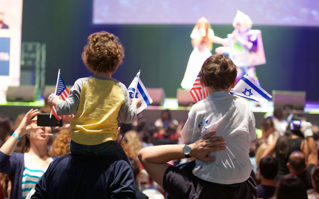 Des enfants brandissent des drapeaux israéliens et américains à New York, le 4 juin 2017 (Crédit : Perry Bindelglass) Des enfants brandissent des drapeaux israéliens et américains à New York, le 4 juin 2017 (Crédit : Perry Bindelglass)