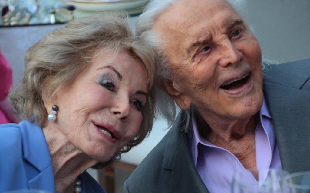 Kirk et Anne Douglas lors de leur 60ème anniversaire de mariage en 2014. (Crédit : Christopher Briscoe)
