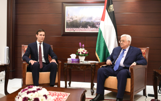 Jared Kushner, (à gauche), conseiller à la Maison Blanche, et Mahmoud Abbas, président de l'Autorité palestinienne, à Ramallah, le 24 août 2017. (Crédit : WAFA) Jared Kushner, (à gauche), conseiller à la Maison Blanche, et Mahmoud Abbas, président de l'Autorité palestinienne, à Ramallah, le 24 août 2017. (Crédit : WAFA)