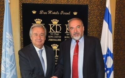 Antonio Guterres, secrétaire général des Nations unies, avec Avigdor Liberman, ministre de la Défense, à Jérusalem, le 28 août 2017. (Crédit : Ariel Harmoni/ministère de la Défense) Antonio Guterres, secrétaire général des Nations unies, avec Avigdor Liberman, ministre de la Défense, à Jérusalem, le 28 août 2017. (Crédit : Ariel Harmoni/ministère de la Défense)