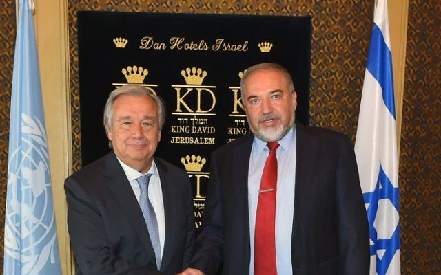 Antonio Guterres, secrétaire général des Nations unies, avec Avigdor Liberman, ministre de la Défense, à Jérusalem, le 28 août 2017. (Crédit : Ariel Harmoni/ministère de la Défense) Antonio Guterres, secrétaire général des Nations unies, avec Avigdor Liberman, ministre de la Défense, à Jérusalem, le 28 août 2017. (Crédit : Ariel Harmoni/ministère de la Défense)