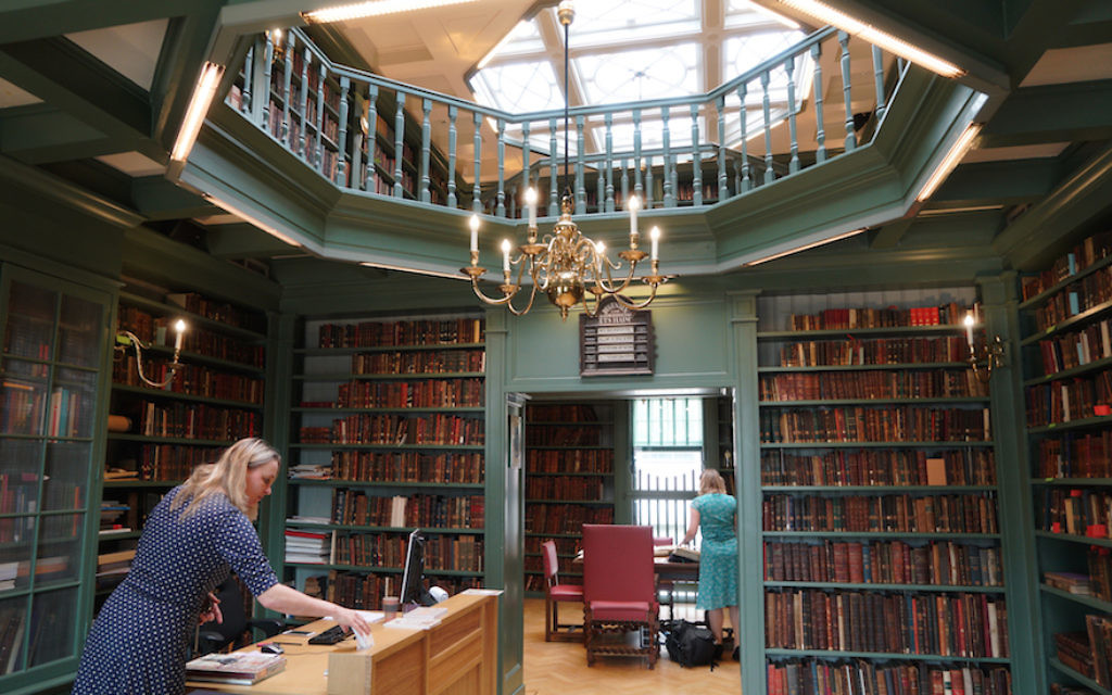 Le personnel prépare la bibliothèque juive Ets Haim à Amsterdam pour des visiteurs, le 17 mai 2017 (Crédit : Cnaan Liphshiz/JTA) Le personnel prépare la bibliothèque juive Ets Haim à Amsterdam pour des visiteurs, le 17 mai 2017 (Crédit : Cnaan Liphshiz/JTA)