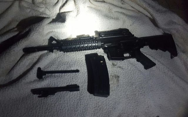 Un fusil M-16 découvert dans le village de Wasi Silman dans le centre de la Cisjordanie, le 25 août 2017. (Crédit : armée israélienne)