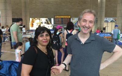 Neda Amin, à gauche, avec David Horovitz, rédacteur en chef du Times of Israël, à l'aéroport international Ben Gurion, le 10 août 2017. (Crédit : Times of Israël) Neda Amin, à gauche, avec David Horovitz, rédacteur en chef du Times of Israël, à l'aéroport international Ben Gurion, le 10 août 2017. (Crédit : Times of Israël)