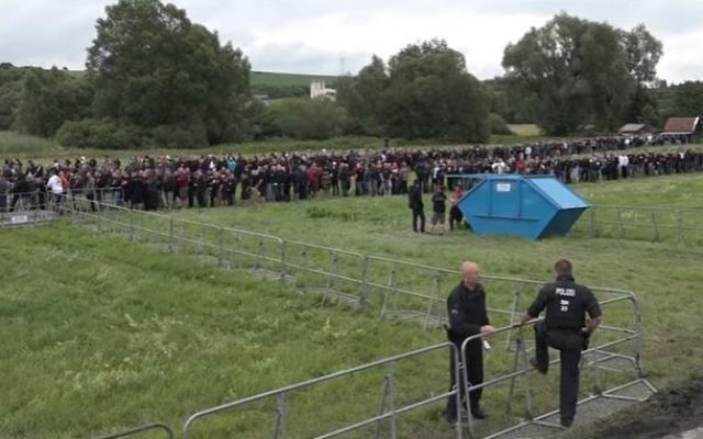 Les participants font la queue pour participer au festival néo-nazi « Rock against Foreign Domination » ) Thuringe, en Allemagne, le 15 juillet 2017 (Crédit : Capture d'écran / YouTube) Les participants font la queue pour participer au festival néo-nazi « Rock against Foreign Domination » ) Thuringe, en Allemagne, le 15 juillet 2017 (Crédit : Capture d'écran / YouTube)