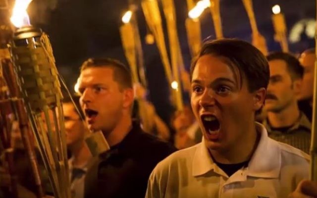 Manifestation de suprématistes blancs, torches à la main, sur le campus de l'université de Virginie, à Charlottesville, le 11 août 2017. (Crédit : capture d'écran YouTube)