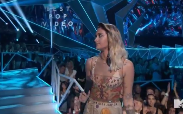 Paris Jackson a appelé le 27 août lors des MTV Videos Award à ne montrer aucune tolérance envers les nazis de Charlottesville (Crédit: capture d'écran Twitter MTV)