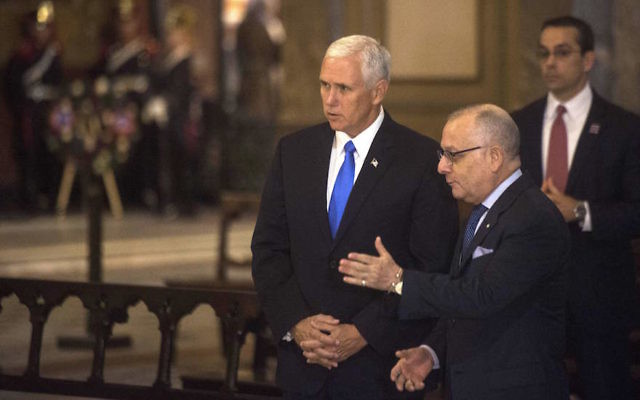 Le vice-président américain Mike Pence, à gauche, avec le ministre des Affaires étrangères argentin Jorge Faurie lors d'une cérémonie à la cathédrale métropolitaine de Buenos Aires, le 15 août 2017. (Crédit : Eitan Abramovich/AFP/Getty Images)