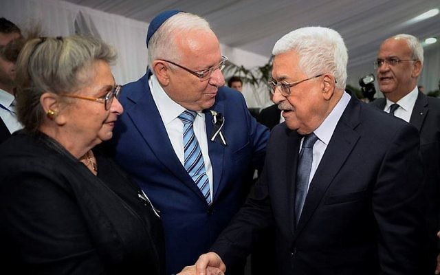 Le président Reuven Rivlin et son épouse Nechama avec le président de l'Autorité palestinienne Mahmoud Abbas pendant les funérailles d'état du défunt 9e président Shimon Peres, au cimetière du mont Herzl, à Jérusalem, le 30 septembre 2016. (Crédit : Mark Neyman/GPO)