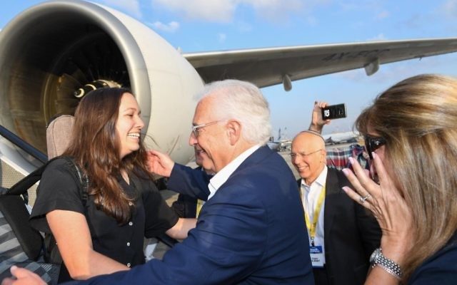 Talia Friedman, à gauche, accueillie par son père, l'ambassadeur américain David Friedman, à son arivée à Tel Aviv pour son alyah, le 15 août 2017. (Crédit : Shahar Azran)