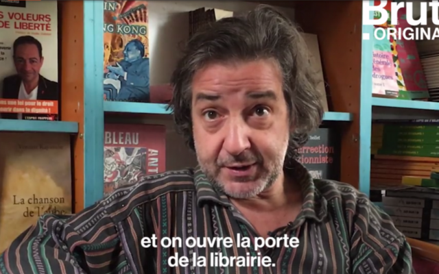Michel Sitbon ouvre depuis un an sa librairie de nuit aux migrants (Crédit: capture d'écran Brut) Michel Sitbon ouvre depuis un an sa librairie de nuit aux migrants (Crédit: capture d'écran Brut)