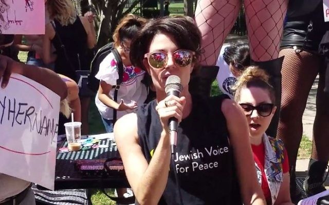 Une représentante de Jewish Voice for Peace, Scout Bratt , lors de la SlutWalk Chicago le 12 août 2017. (Crédit : Capture d'écran/YouTube) Une représentante de Jewish Voice for Peace, Scout Bratt , lors de la SlutWalk Chicago le 12 août 2017. (Crédit : Capture d'écran/YouTube)
