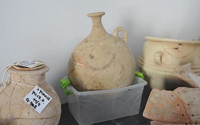 Le 'pot souriant' a été découvert par une équipe dirigée par Nicolo Marchetti, professeur d'archéologie à l'université de Bologne, durant des fouilles réalisées dans la province turque de Gaziantep le long de la frontière avec la Syrie (Autorisation)