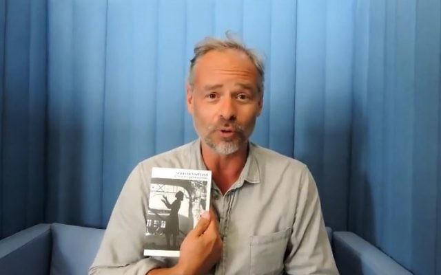 Sébastien Spitzer, l'auteur de Ces rêves qu'on piétine, en 2017. (Crédit : capture d'écran YouTube)