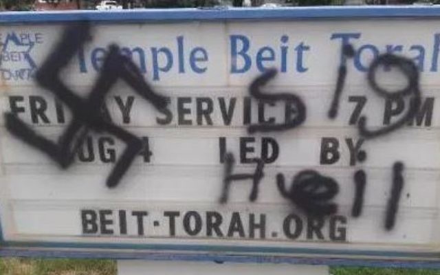 Une croix gammée et le salut nazi "Sig Heil" retrouvé devant la synagogue Beit Torah de Colorado Springs, le 4 août 2017. (Crédit : capture d'écran KKTV) Une croix gammée et le salut nazi "Sig Heil" retrouvé devant la synagogue Beit Torah de Colorado Springs, le 4 août 2017. (Crédit : capture d'écran KKTV)