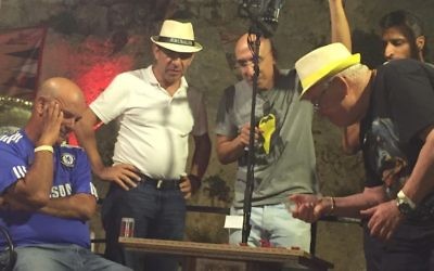 Le lancer fatal : Itzik Yakobovitch lance le dé lors du Championnat de Backgammon, derrière la Vieille ville de Jérusalem, le 24 août 2014. À sa gauche son rival Gadi Carmeli. (Crédit : Times of Israel)
