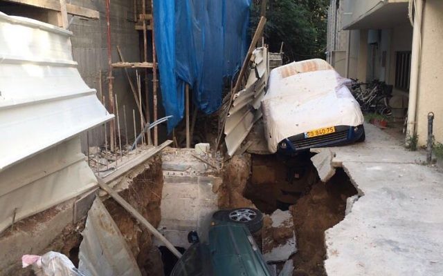 Une voiture tombée dans un trou géant au centre de Tel Aviv, le 21 août . (Crédit : Twitter) Une voiture tombée dans un trou géant au centre de Tel Aviv, le 21 août . (Crédit : Twitter)