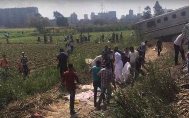 Des rescapés de la collision entre les trains au sud d'Alexandrie, le 11 août 2017 (Crédit : capture d'écran YouTube)