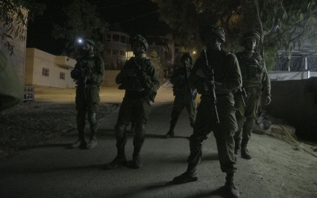 Opération militaire israélienne dans le village de Yatta, en Cisjordanie, près de Hébron, le 3 août 2017. Illustration. (Crédit : unité des porte-paroles de l'armée israélienne)