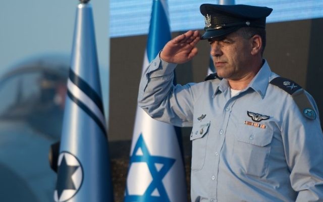 Le nouveau chef de l'armée de l'air israélienne, le général de division Amikam Norkin, pendant une cérémonie sur la base aérienne Tel Nof, le 14 août 2017 (Crédit : unité des porte-paroles de l'armée israélienne)