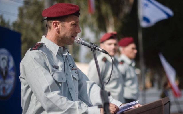 Le colonel Avi Blot lors d'une cérémonie pour le nommer chef de la Brigade du Commando de l'armée le 17 août 2017 (Crédit : Autorisation de Tsahal)