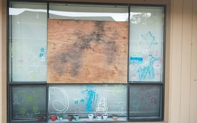Une fenêtre brisée au Temple Israel montre clairement les dessins d'enfants représentant des étoiles de David, le 17 août 2017. (Crédit : Mel Waldorf/The Jewish News of Northern California) Une fenêtre brisée au Temple Israel montre clairement les dessins d'enfants représentant des étoiles de David, le 17 août 2017. (Crédit : Mel Waldorf/The Jewish News of Northern California)