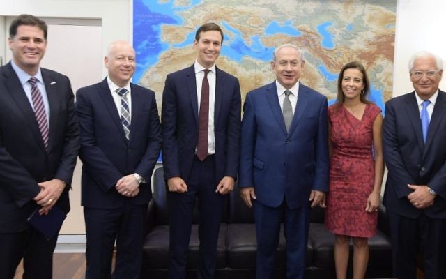De gauche à droite, l'ambassadeur israélien aux Etats-Unis  Ron Dermer, l'envoyé au Moyen Orient du président américain Donald Trump  Jason Greenblatt, le conseiller à la Maison Blanche  Jared Kushner, le Premier ministre Benjamin Netanyahu, la conseillère américaine à la sécurité nationale  Dina Powell et l'ambassadeur américain en Israël David Friedman, à Tel Aviv, le 24 août 2017. (Crédit : Amos Ben Gershom/GPO)