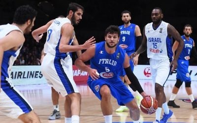 L'équipe italienne de basketball face à Israël, à Tel Aviv, en septembre 2017. (Crédit : AFP)