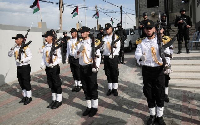 Les forces du Hamas participent à une cérémonie d'inauguration au siège d'une nouvelle unité de police de la marine, à Gaza, le 22 décembre 2016 (Crédit : AFP PHOTO/SAID KHATIB) Les forces du Hamas participent à une cérémonie d'inauguration au siège d'une nouvelle unité de police de la marine, à Gaza, le 22 décembre 2016 (Crédit : AFP PHOTO/SAID KHATIB)