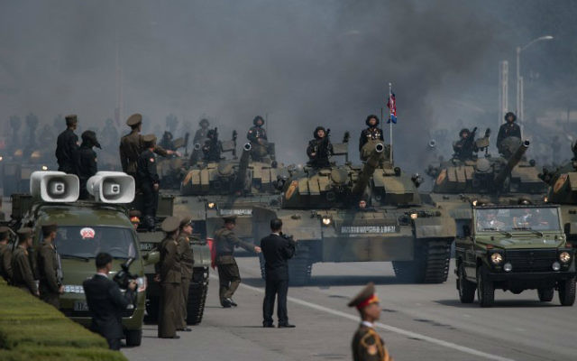 L'armée populaire coréenne durant une parade militaire pour le 105e anniversaire de Kim Il-Sung, à Pyongyang, le 15 avril 2017. (Crédit : Ed Jones/AFP) L'armée populaire coréenne durant une parade militaire pour le 105e anniversaire de Kim Il-Sung, à Pyongyang, le 15 avril 2017. (Crédit : Ed Jones/AFP)