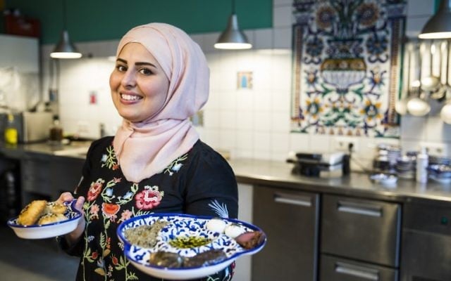 Malakeh Jazmati dans sa cuisine à Berlin, en Allemagne, le 28 août 2017 (Crédit : AFP PHOTO / Odds ANDERSEN) Malakeh Jazmati dans sa cuisine à Berlin, en Allemagne, le 28 août 2017 (Crédit : AFP PHOTO / Odds ANDERSEN)