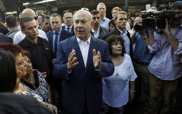 Le Premier ministre israélien Benjamin Netanyahu parle avec les résidents du sud de Tel Aviv lors d'une visite dans la ville, le 31 août 2017 (Crédit : AFP PHOTO / Menahem KAHANA) Le Premier ministre israélien Benjamin Netanyahu parle avec les résidents du sud de Tel Aviv lors d'une visite dans la ville, le 31 août 2017 (Crédit : AFP PHOTO / Menahem KAHANA)