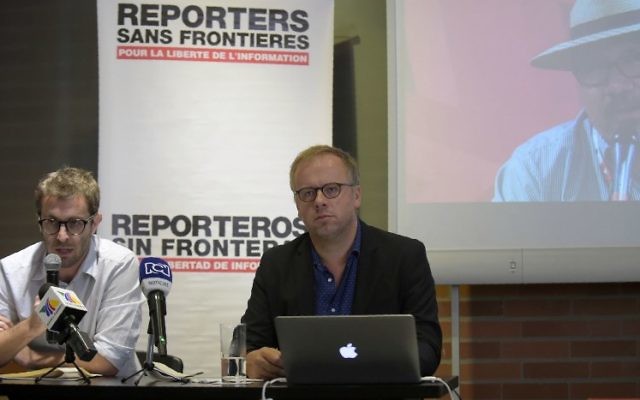 Christophe Deloire, à droite, directeur de Reporters Sans Frontières, avec le directeur pour l'Amérique latine de l'ONG, Emmanuel Colombié, pendant une conférence de presse à Bogota, le 1er septembre 2017. (Crédit : Raul Arboleda/AFP) Christophe Deloire, à droite, directeur de Reporters Sans Frontières, avec le directeur pour l'Amérique latine de l'ONG, Emmanuel Colombié, pendant une conférence de presse à Bogota, le 1er septembre 2017. (Crédit : Raul Arboleda/AFP)