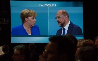 Débat télévisé entre la chancelière allemande et leader de l'Union des démocrates chrétiens (CDU) Angela Merkel et Martin Schulz, chef du parti social démocrate, candidat au poste de chancelier dans un studio de télévision de Berlin, le 3 septembre 2017. (Crédit :  John MacDougall/AFP)