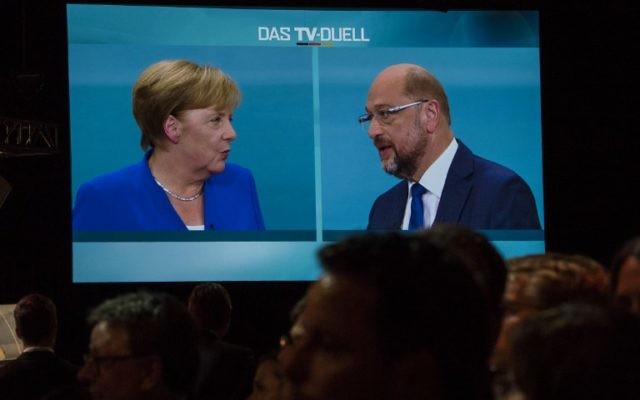 Débat télévisé entre la chancelière allemande et leader de l'Union des démocrates chrétiens (CDU) Angela Merkel et Martin Schulz, chef du parti social démocrate, candidat au poste de chancelier dans un studio de télévision de Berlin, le 3 septembre 2017. (Crédit :  John MacDougall/AFP)