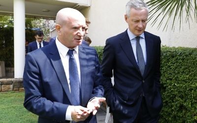 Bruno Le Maire (d) ministre de l'Economie discute avec Daniel Zajfman president de l'institut des sciences Weizmann  le 4 septembre (Crédit: AFP PHOTO / JACK GUEZ)