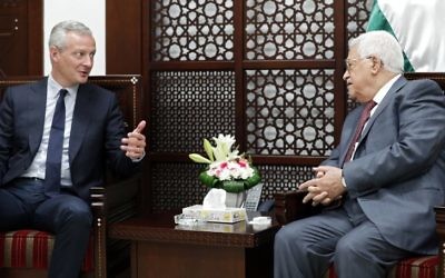 Bruno Le Maire, ministre français de l'Economie, et le président de l'Autorité palestinienne Mahmud Abbas à Ramallah, le 4 septembre 2017. (Crédit : Thomas Coex/AFP)