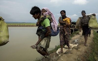 Les réfugiés  Rohingya déplacés depuis l'état de Rakhine au Myanmar marchent à proximité d' Ukhia, à la frontière entre le Bangladesh et  Myanmar, alors qu'ils fuient les violences le 4 septembre 2017 (Crédit :  K.M. Asad/AFP)