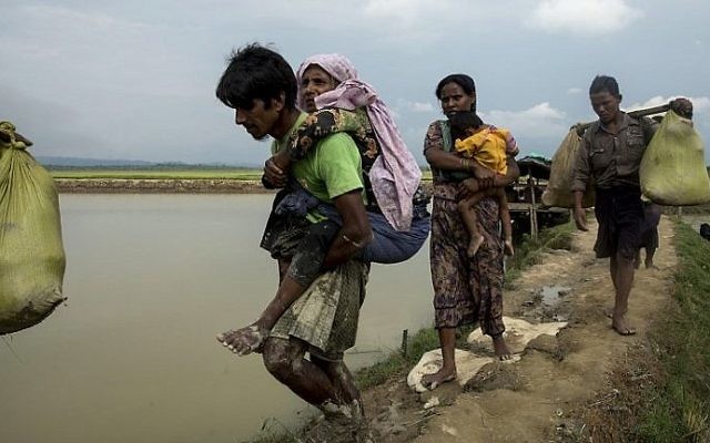 Les réfugiés  Rohingya déplacés depuis l'état de Rakhine au Myanmar marchent à proximité d' Ukhia, à la frontière entre le Bangladesh et  Myanmar, alors qu'ils fuient les violences le 4 septembre 2017 (Crédit :  K.M. Asad/AFP)